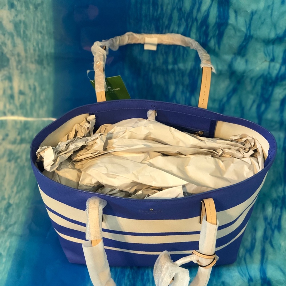 Kate Spade ♠️
HAWTHORNE LANE RYAN STRIPE TOTE - Picture 4 of 8